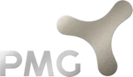 PMG Logo: PMG Schriftzug in schimmerndem Silber mit Bildmarke.
